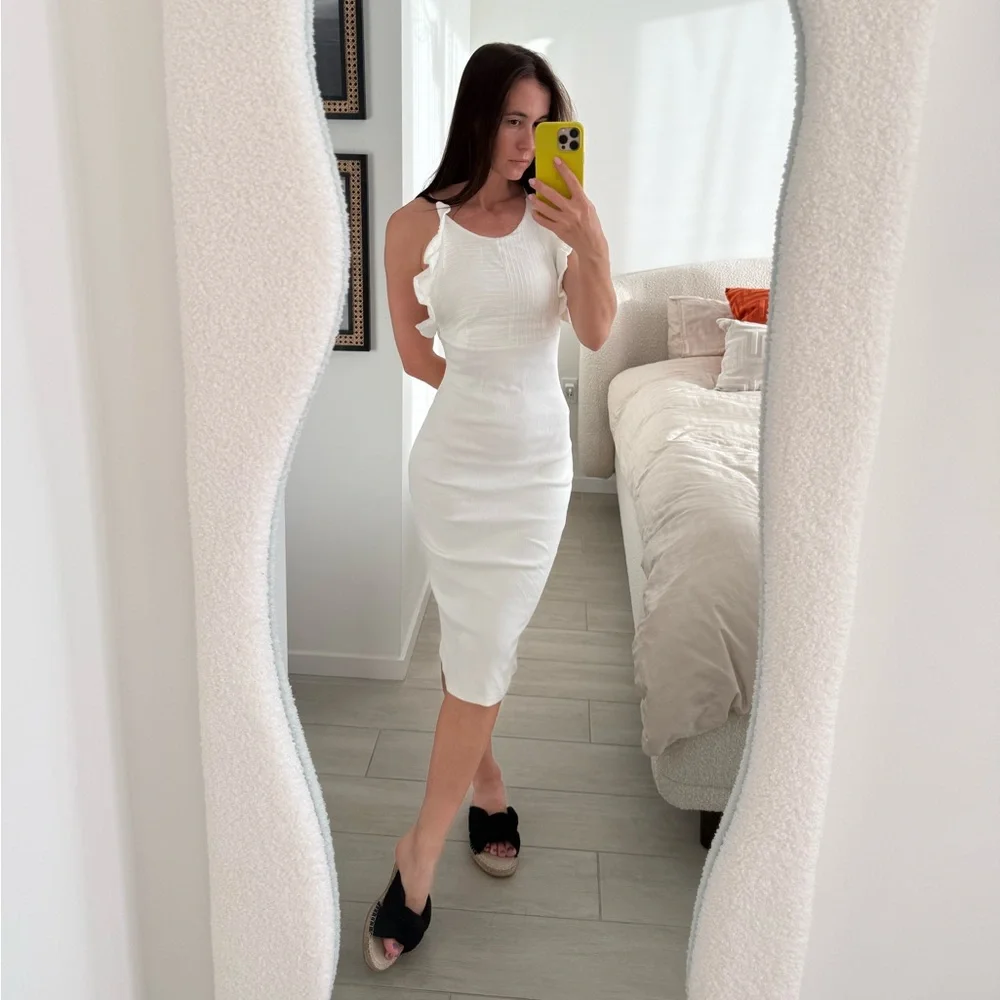 A fitted dress below the knees. White. Size S-M. Zara. - Picture 1 of 10